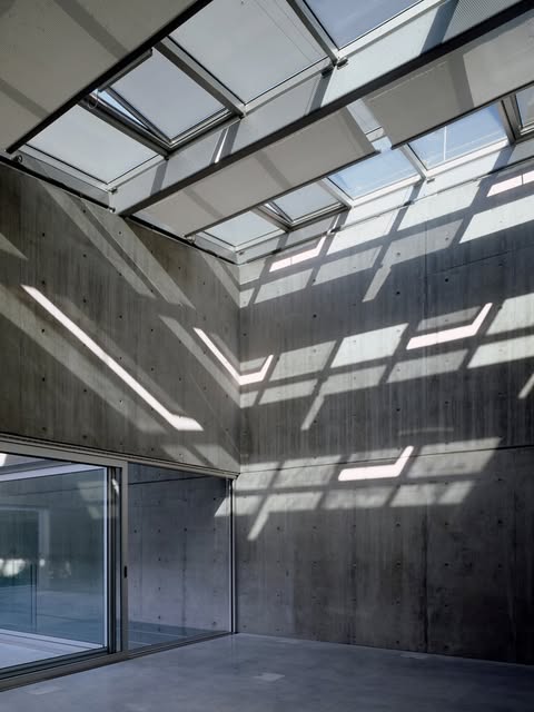 LIGHT HOUSE HID 800 SQUARE METERS BEHIND NOTTING HILL (image 2)