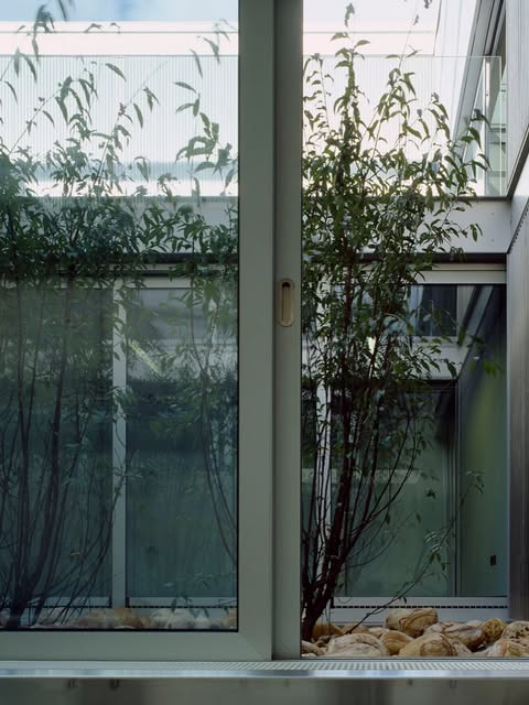 LIGHT HOUSE HID 800 SQUARE METERS BEHIND NOTTING HILL (image 6)