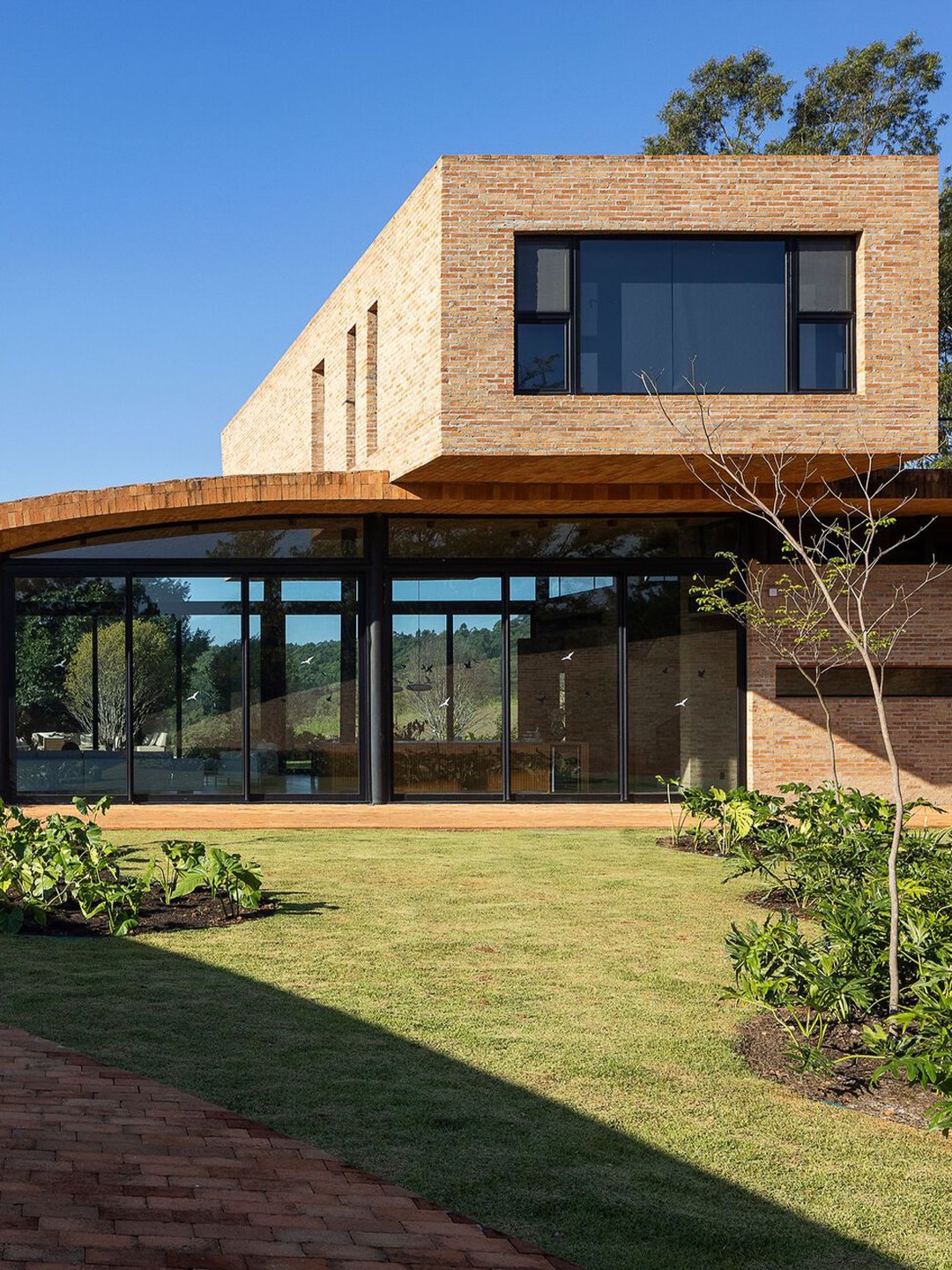 MAREINES BUILDS A 1,350 SQM CLOISTER HOUSE IN BRAZIL (image 2)