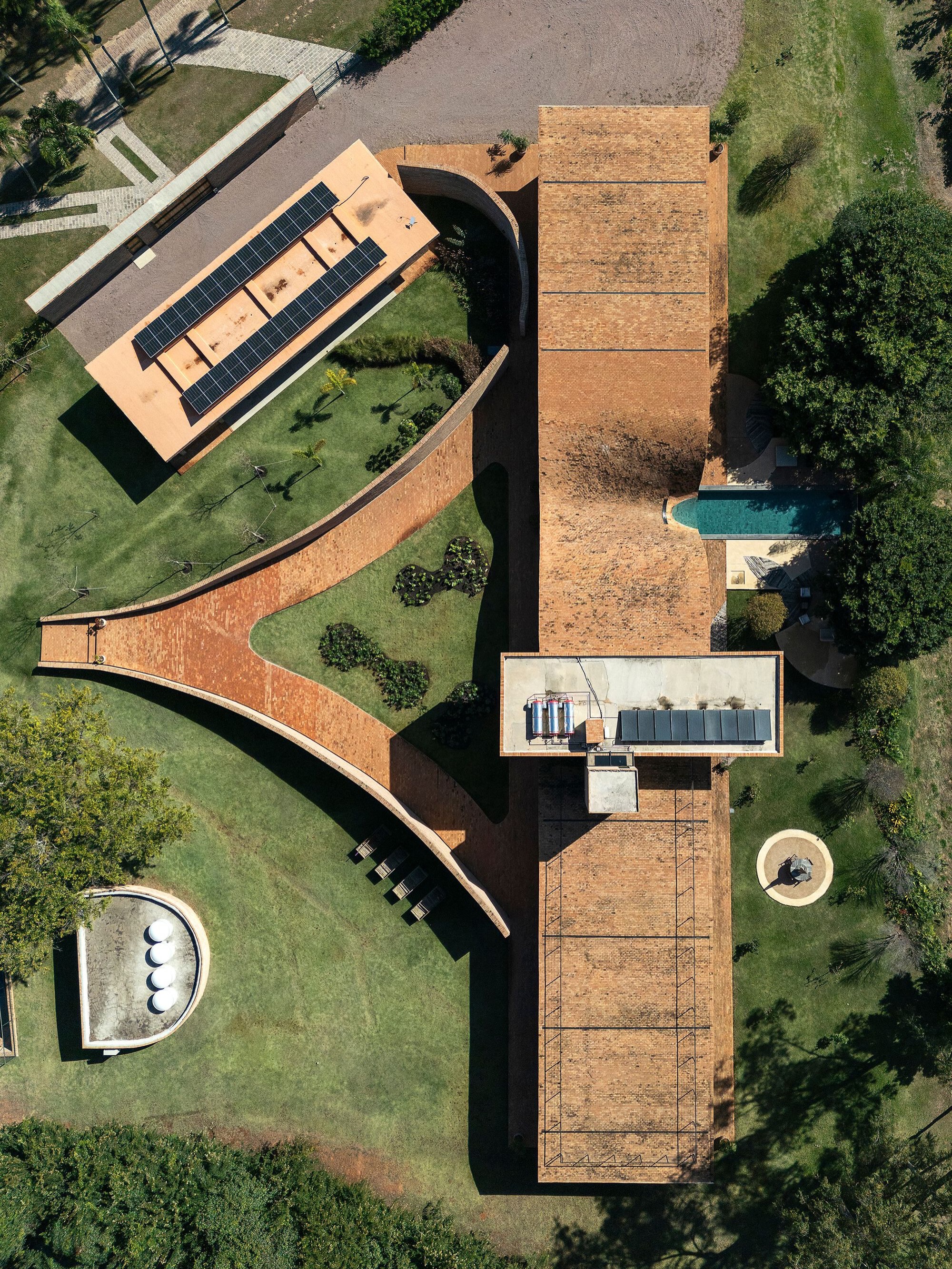 MAREINES BUILDS A 1,350 SQM CLOISTER HOUSE IN BRAZIL (image 3)