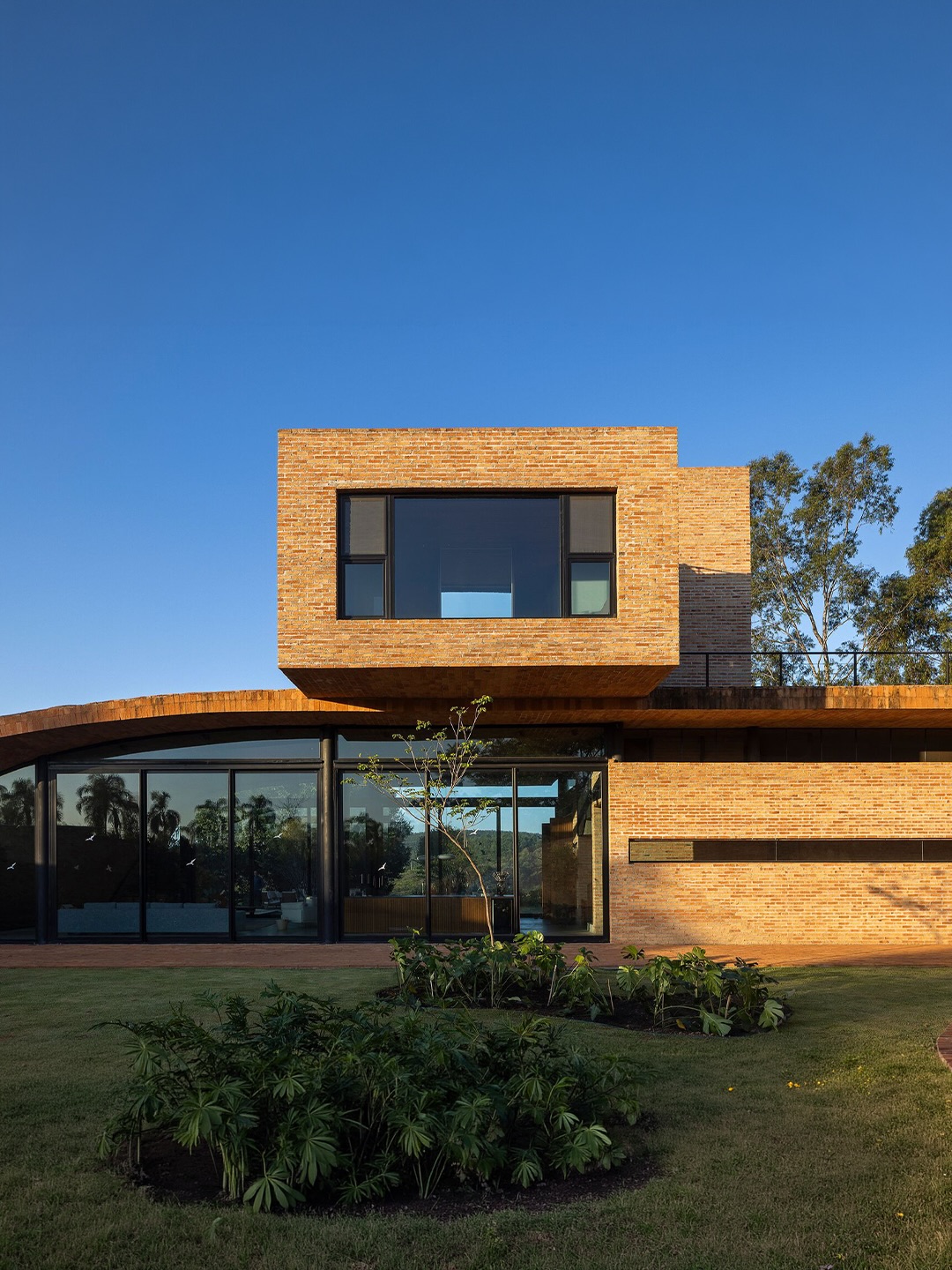 MAREINES BUILDS A 1,350 SQM CLOISTER HOUSE IN BRAZIL (image 4)