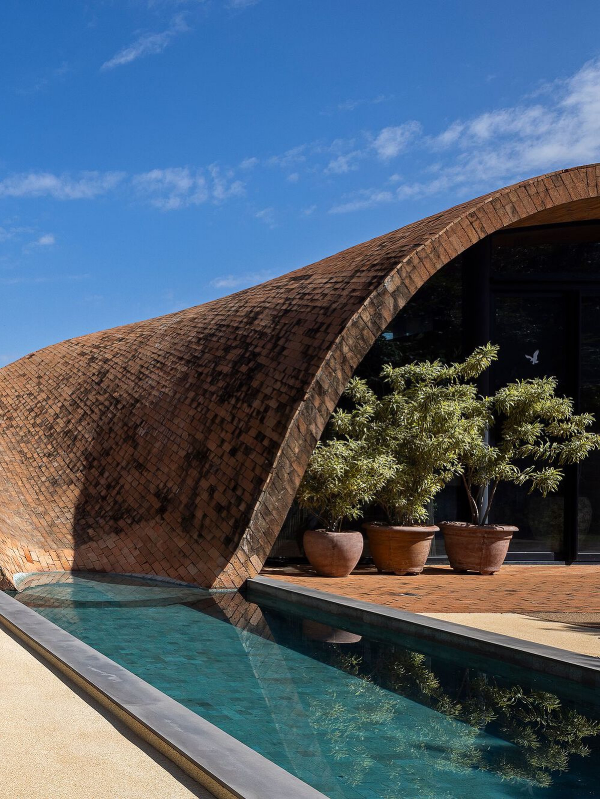 MAREINES BUILDS A 1,350 SQM CLOISTER HOUSE IN BRAZIL (image 5)