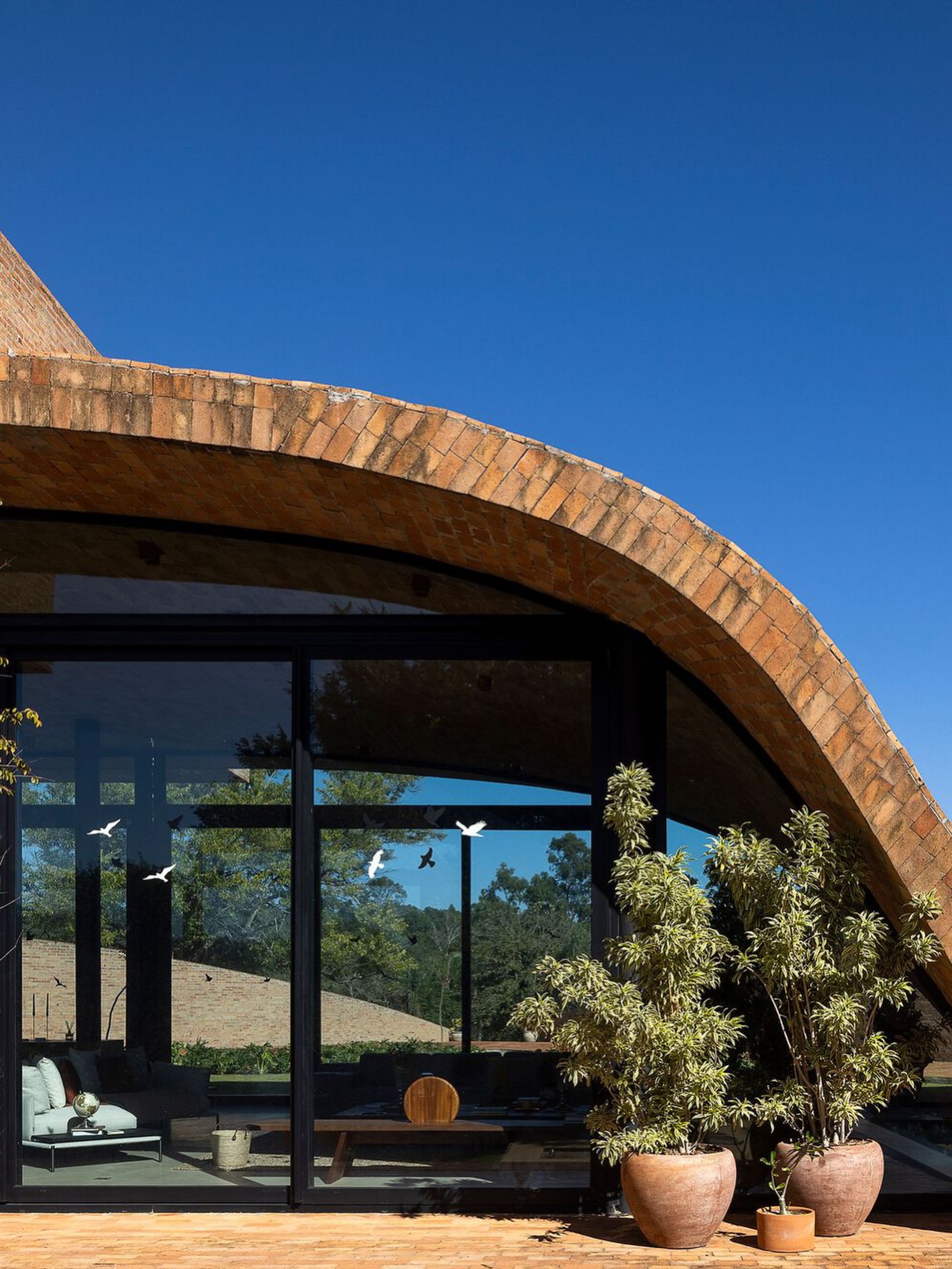 MAREINES BUILDS A 1,350 SQM CLOISTER HOUSE IN BRAZIL (image 6)