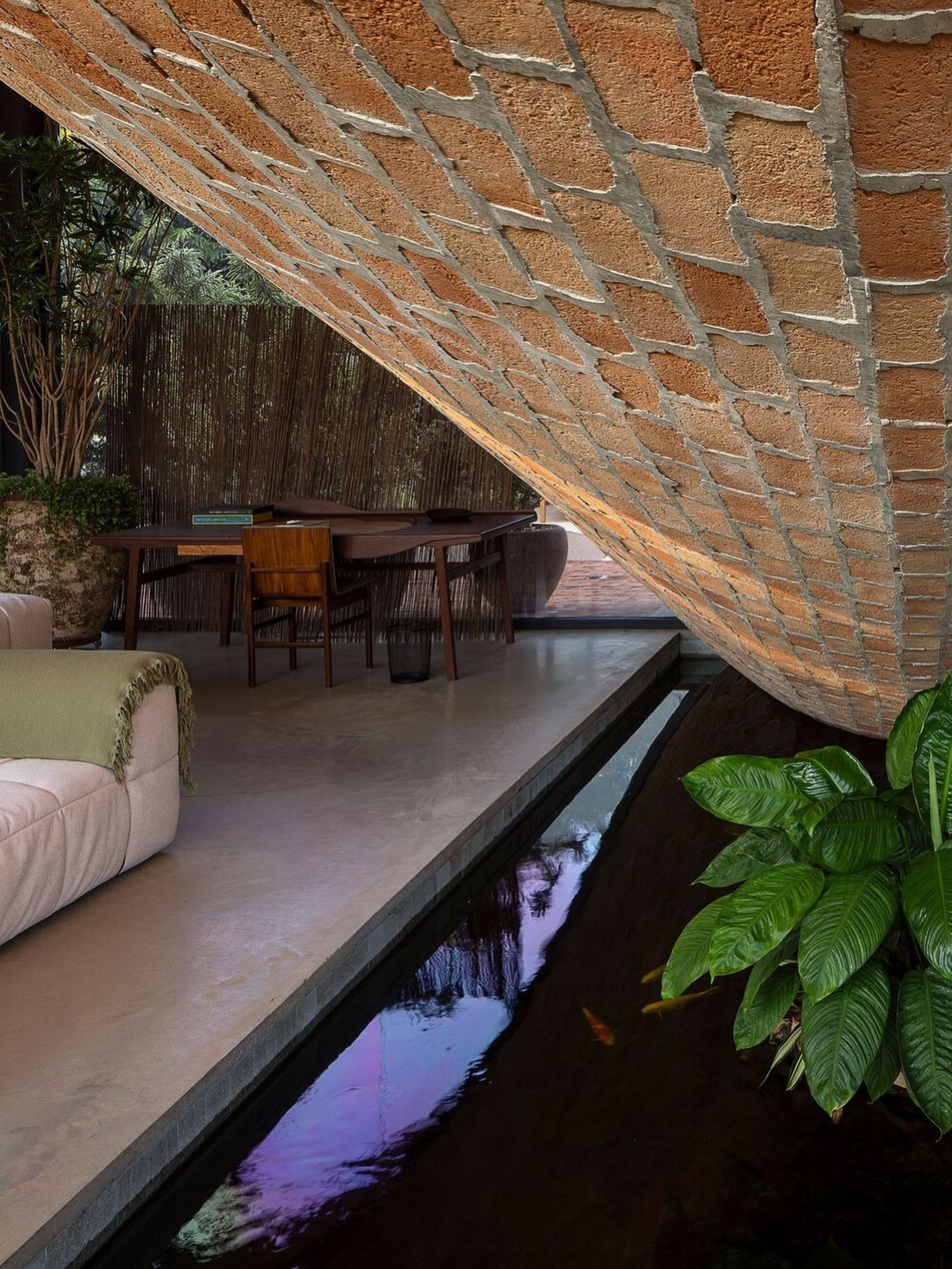 MAREINES BUILDS A 1,350 SQM CLOISTER HOUSE IN BRAZIL (image 7)