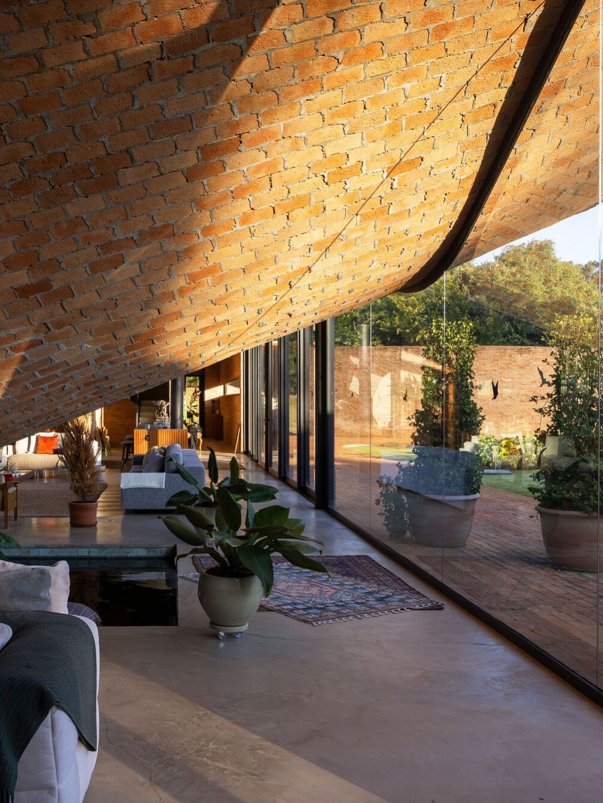 MAREINES BUILDS A 1,350 SQM CLOISTER HOUSE IN BRAZIL (image 8)