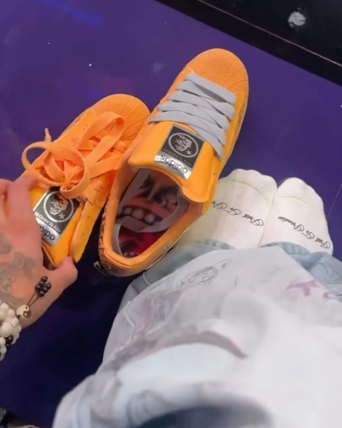 HELLSTAR DEBUTS ORANGE ADIDAS SUPERSTAR AT LAKERS GAME (image 2)