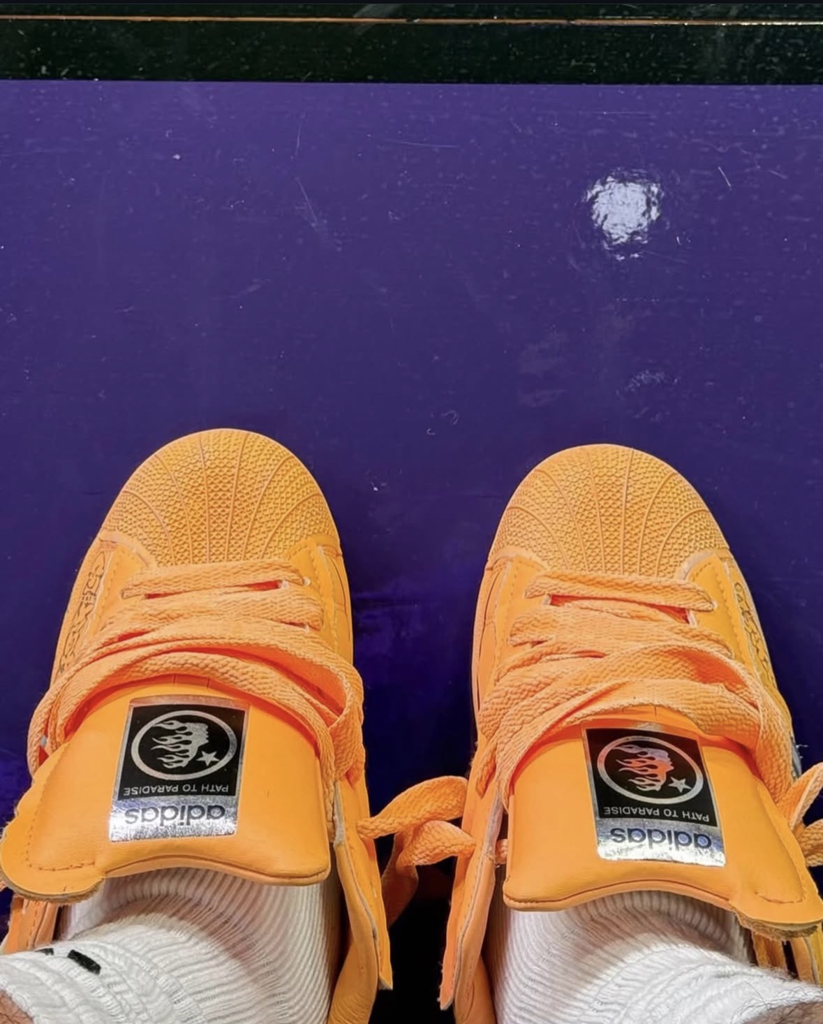 HELLSTAR DEBUTS ORANGE ADIDAS SUPERSTAR AT LAKERS GAME (image 3)