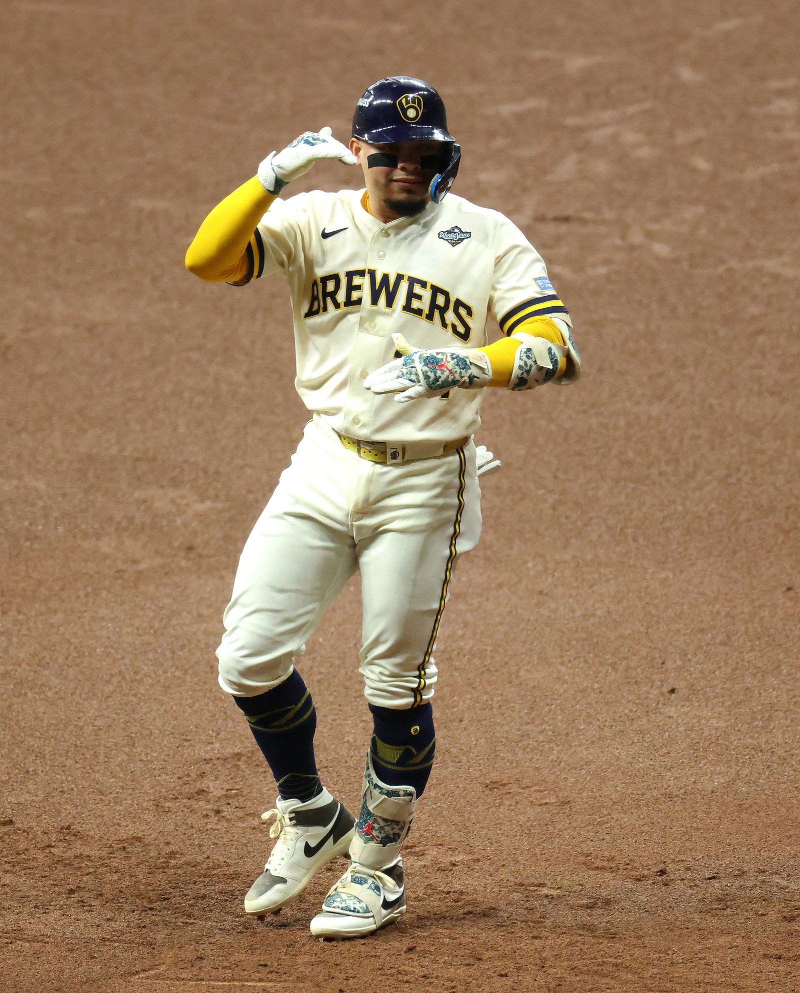 BREWERS TAKE GAME 1 OF A WORLD SERIES NEITHER TEAM HAS EVER WON (image 3)